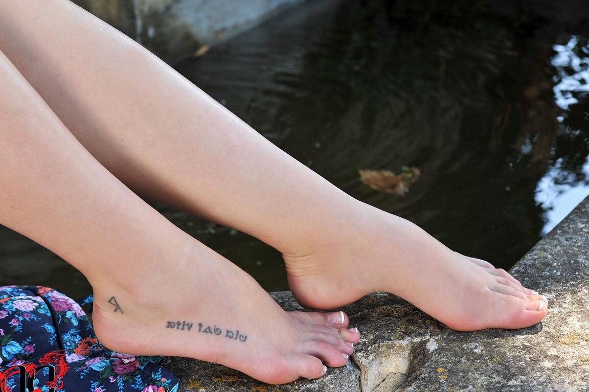21P La rusa Subil Arch se desnuda al aire libre y hace alarde de sus pies tatuados