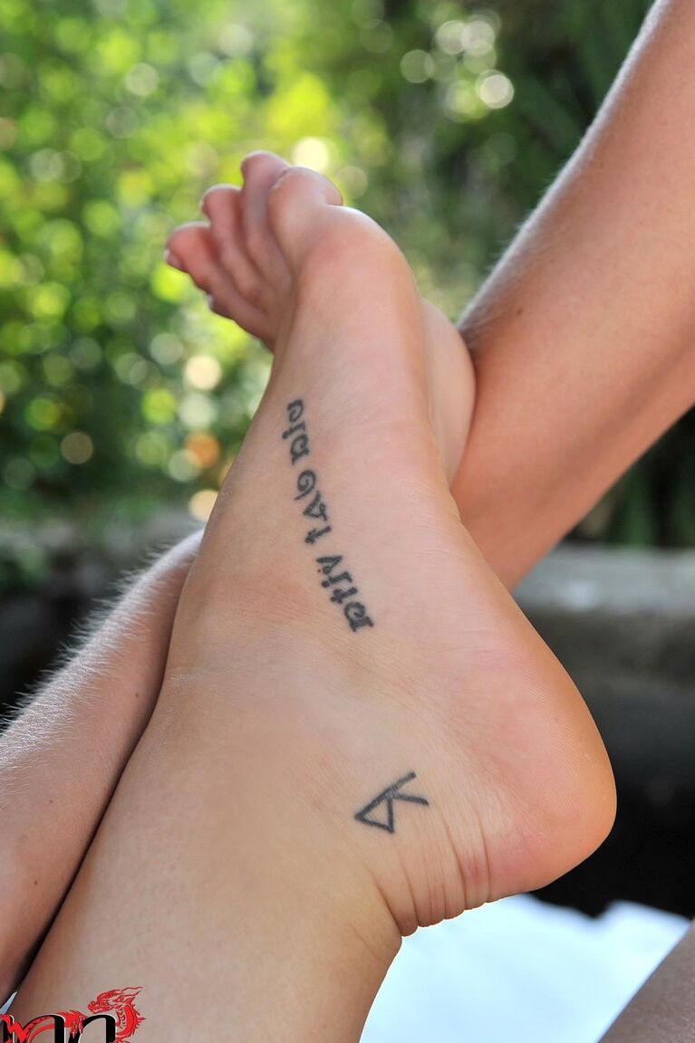 21P La rusa Subil Arch se desnuda al aire libre y hace alarde de sus pies tatuados