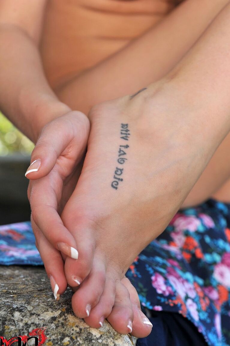 21P La rusa Subil Arch se desnuda al aire libre y hace alarde de sus pies tatuados