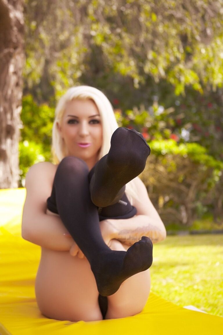 12P La sexy rubia Alex Adams posa en el césped en topless con pantimedias negras transparentes