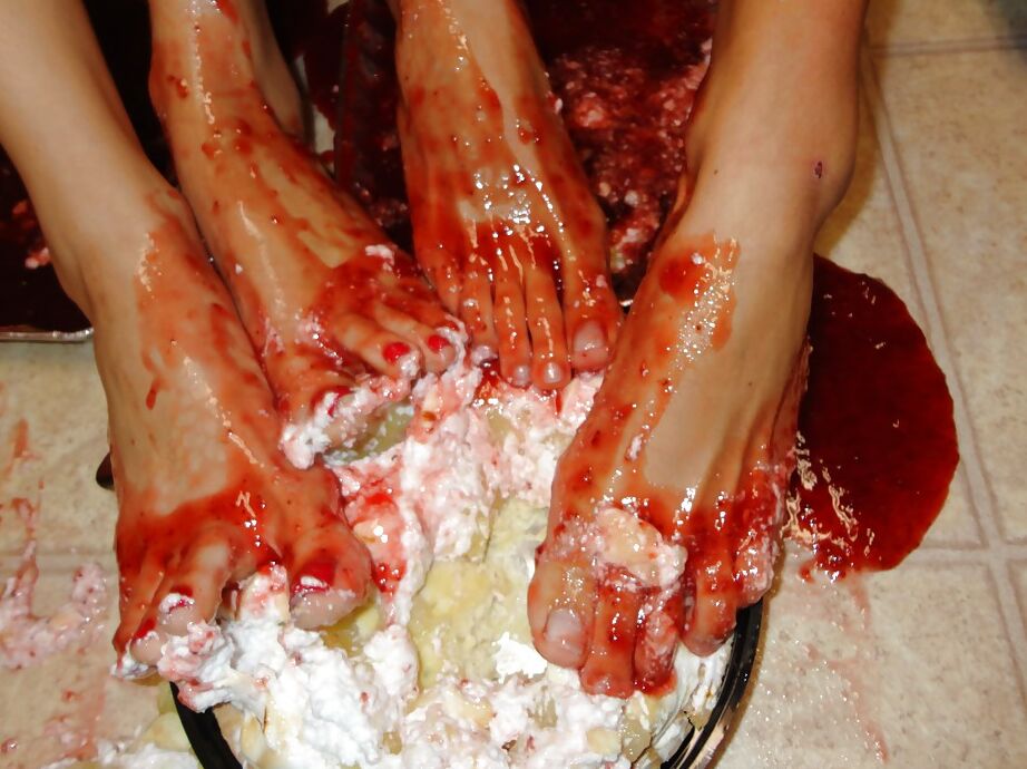 Die 16P-Teenagerinnen Holly Michaels und Stephanie Moretti bedecken ihre Füße mit Marmelade