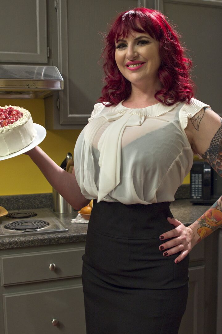 12P La chef mature Mz Berlin taquine ses collègues masculins avec ses gros seins en bas de nylon