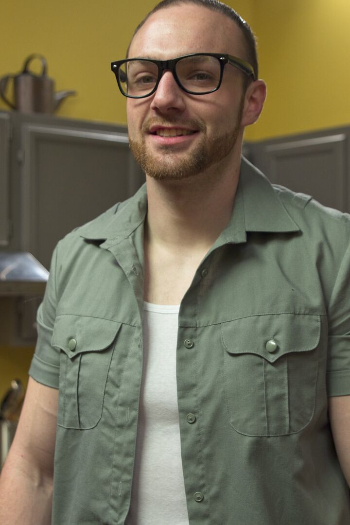 12P La chef mature Mz Berlin taquine ses collègues masculins avec ses gros seins en bas de nylon