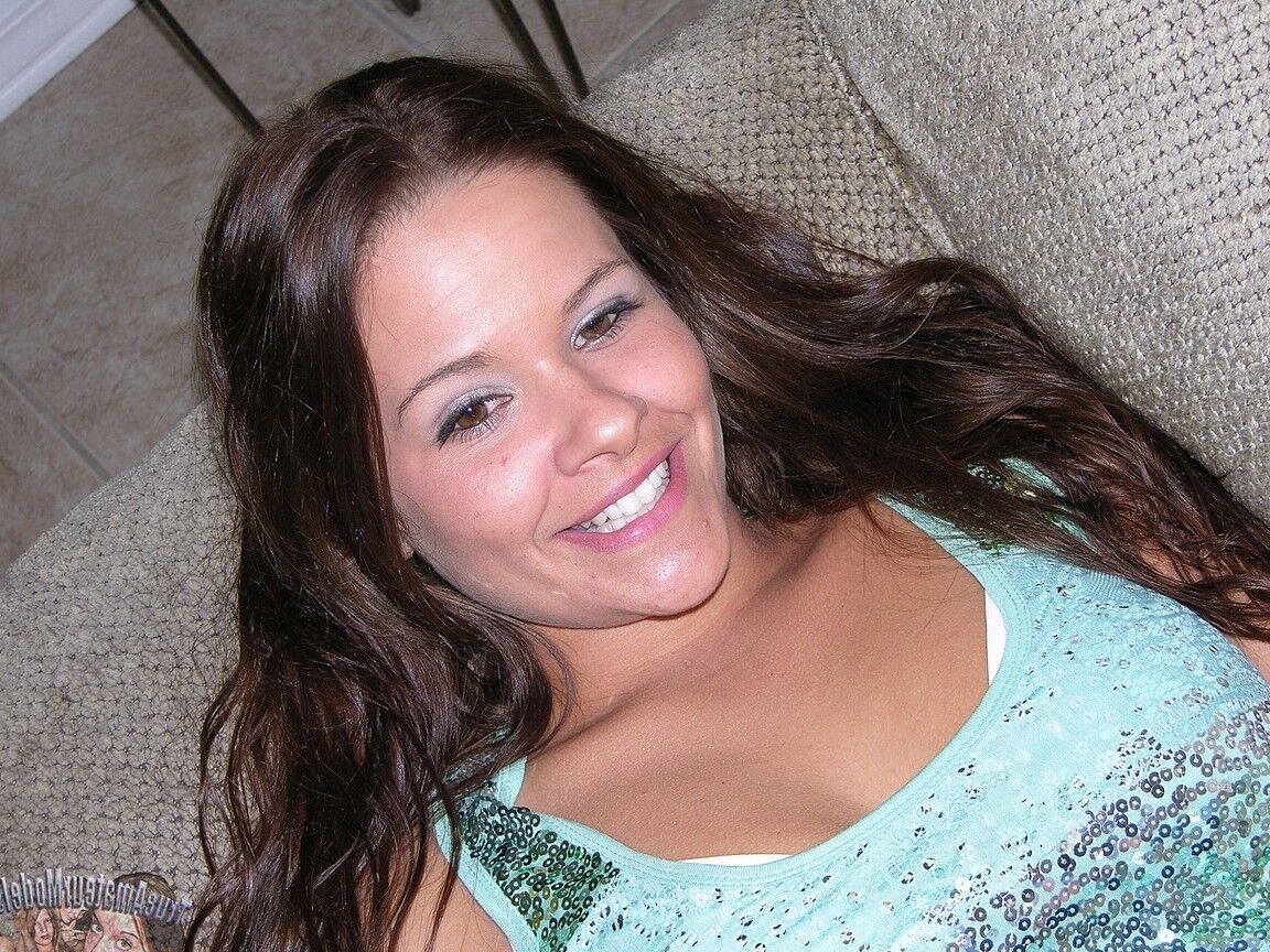 16P Charmante Amateur-Brünette spreizt ihre supersexy runden Arschbacken