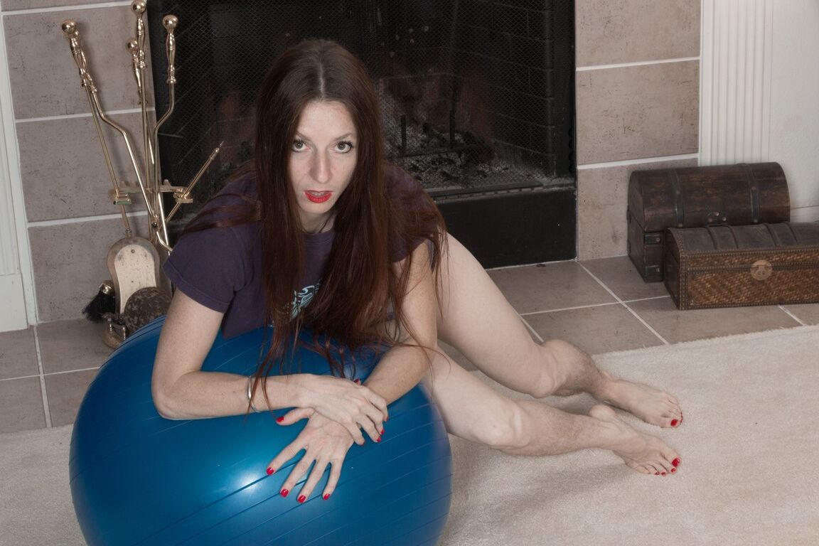 18P Morena delgada con coño peludo Evane Nordstern juega con una pelota de fitness