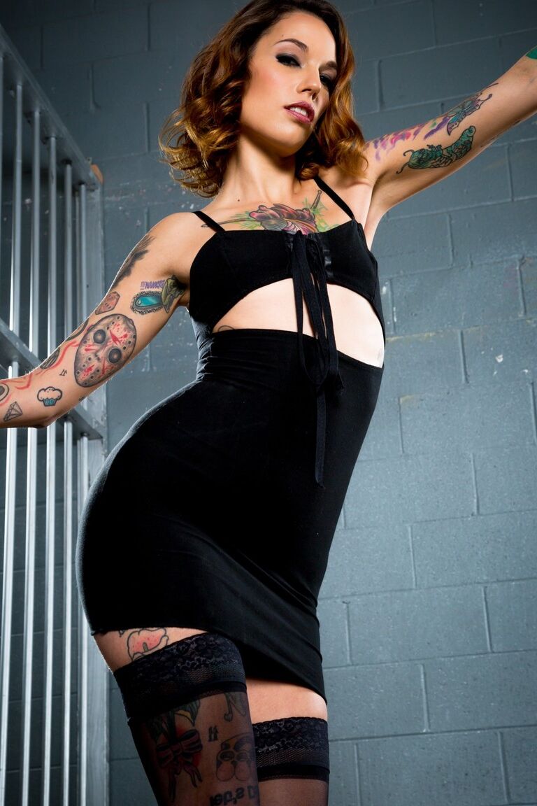 17P Sexy jailbird Silvia Rubi tira vestido elegante em sua cela para espalhar bunda gostosa