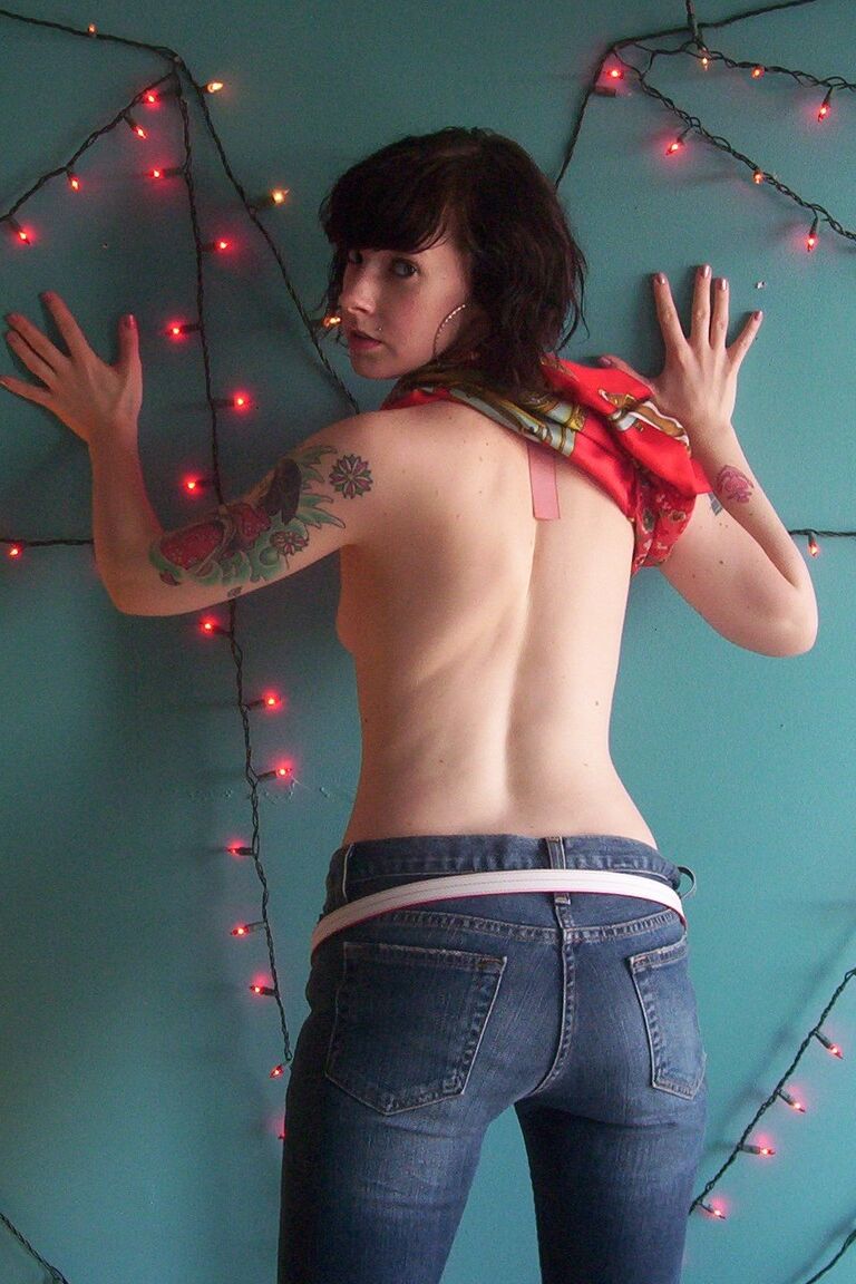 14P Chica fetichista tatuada en jeans ajustados se desnuda para jugar con las tetas mientras teje