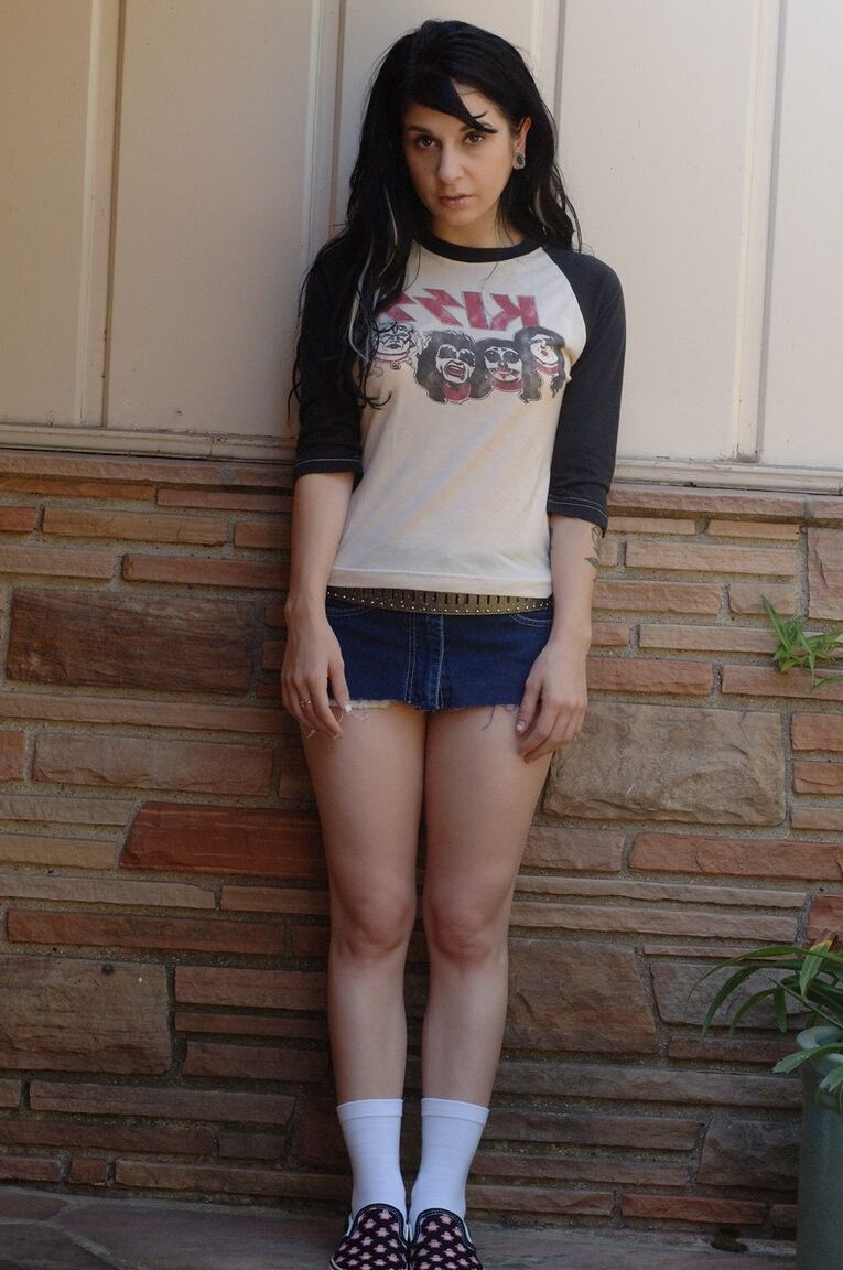 17P La reine de l'encre brune aux gros seins Joanna Angel enlève son t-shirt vintage pour poser seins nus