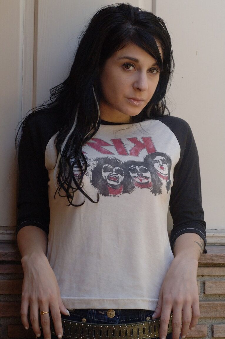 17P La reine de l'encre brune aux gros seins Joanna Angel enlève son t-shirt vintage pour poser seins nus