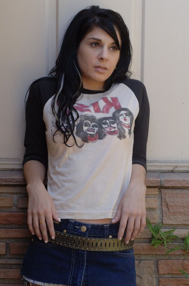 17P La reine de l'encre brune aux gros seins Joanna Angel enlève son t-shirt vintage pour poser seins nus