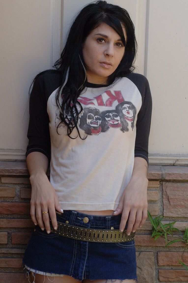 17P La reine de l'encre brune aux gros seins Joanna Angel enlève son t-shirt vintage pour poser seins nus