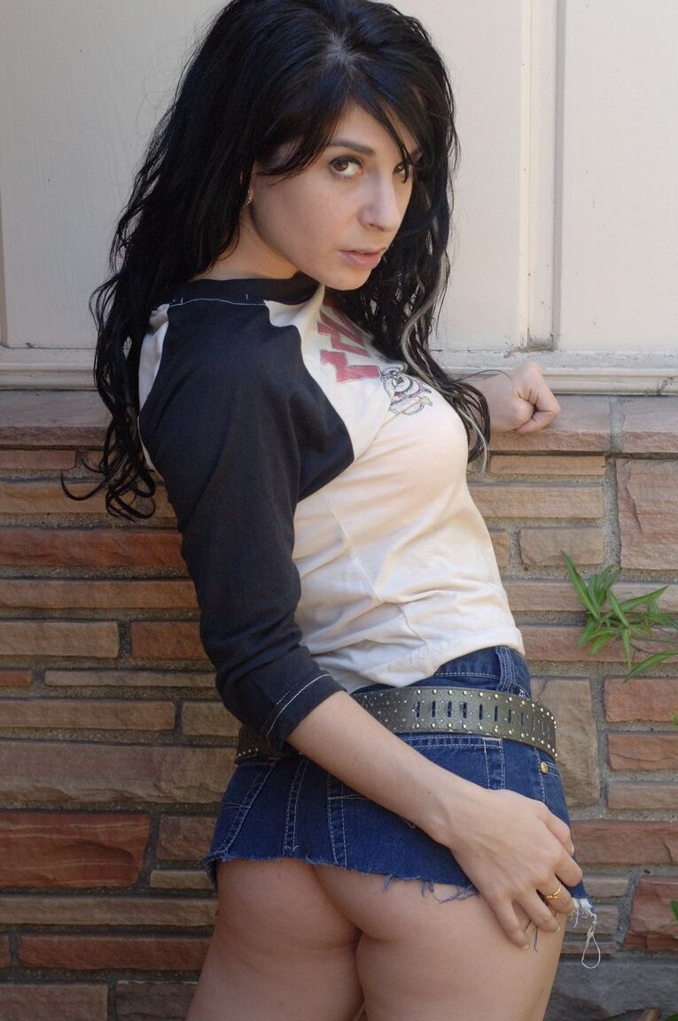 17P La reine de l'encre brune aux gros seins Joanna Angel enlève son t-shirt vintage pour poser seins nus