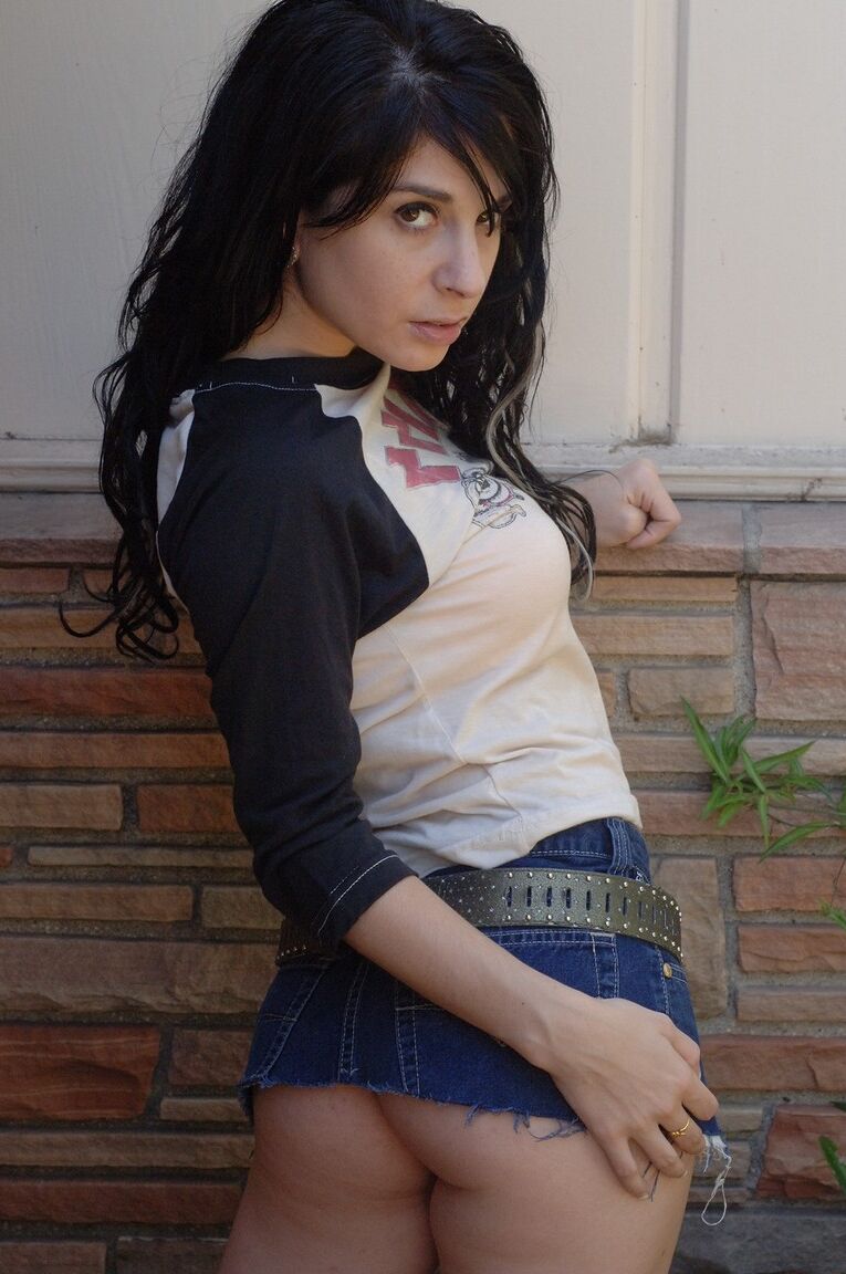 17P La reine de l'encre brune aux gros seins Joanna Angel enlève son t-shirt vintage pour poser seins nus