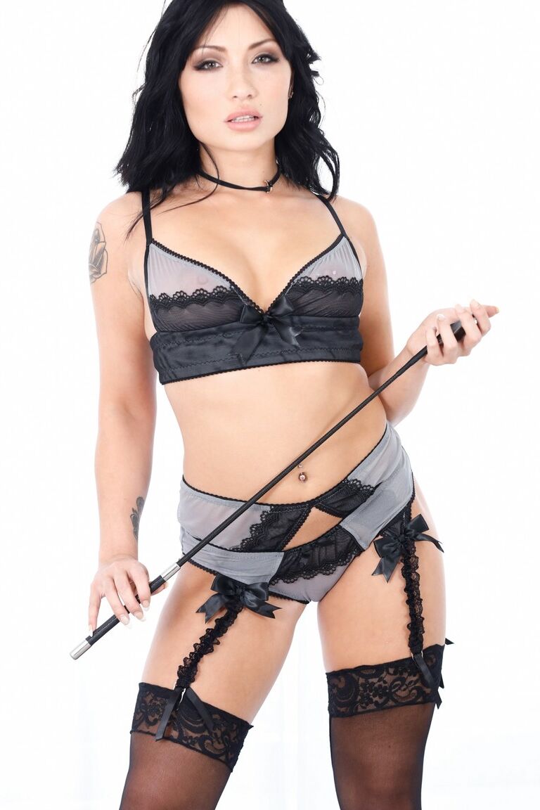 17P La fantastique asiatique Rina Ellis se déshabille, expose sa chatte nue et montre son trou du cul serré