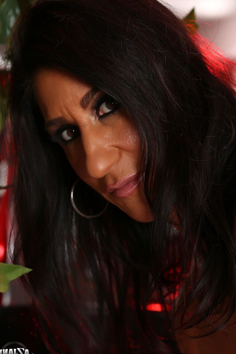 21P Muscular MILF Elisa Ann expõe lentamente suas falsificações gigantes e brinca com sua boceta