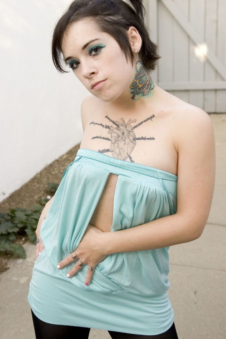 17P Pequeña con tetas turgentes, placer en solitario insolente al aire libre y primer plano picante