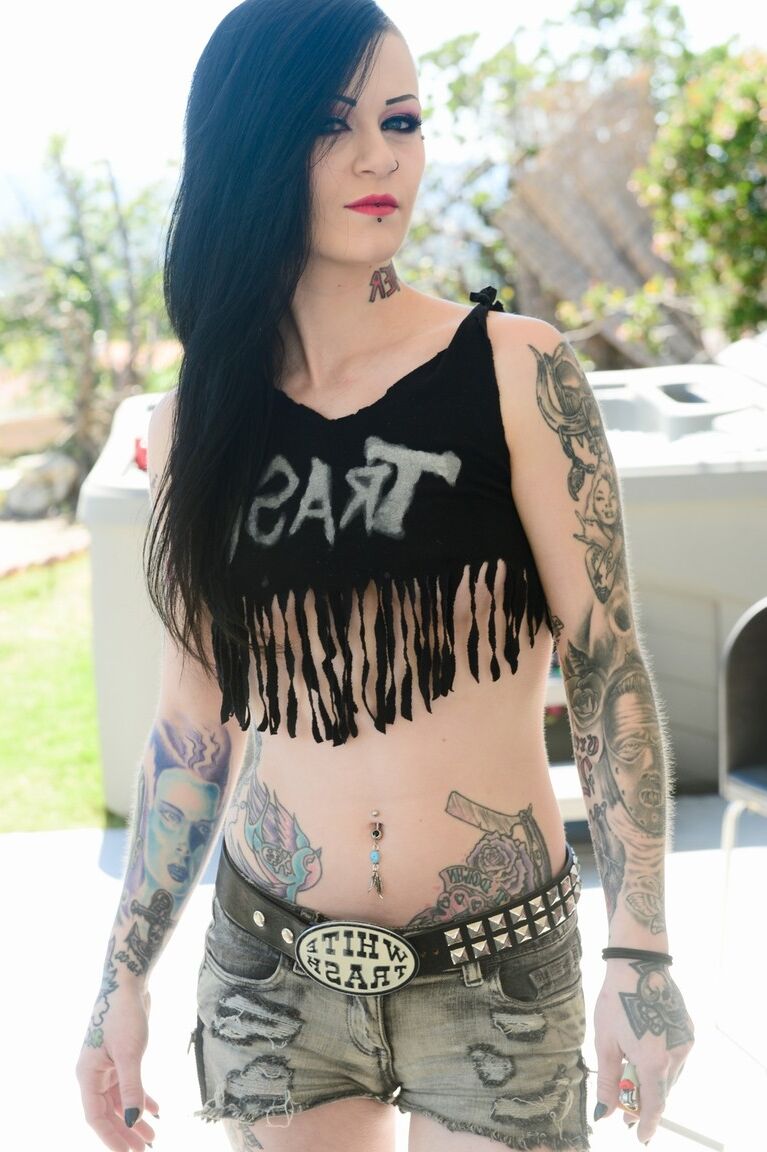 17P Trashy goth Mallory Maneater peels naked in the sunshine to beg for anal