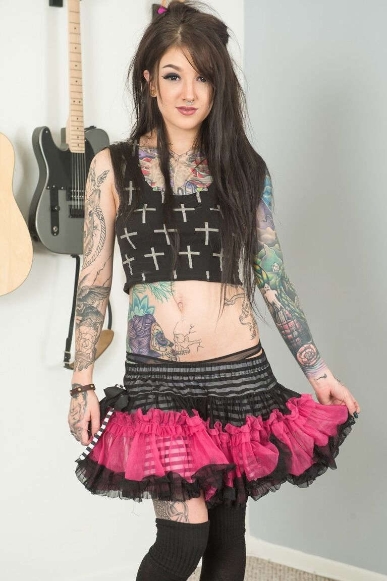 17P Kelsi, adorable jeune fille punk, exhibe sa jupe haute en culotte.