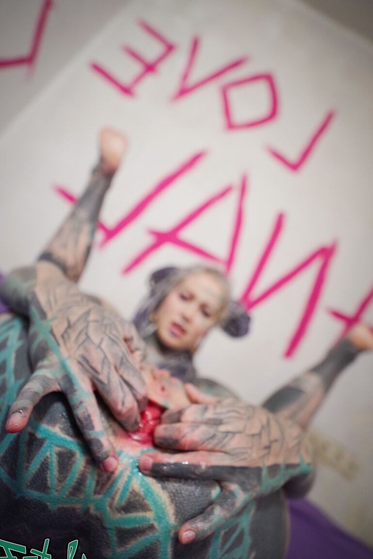 16P Garota totalmente tatuada Lily Lu consolo e abre o cu antes do sexo anal