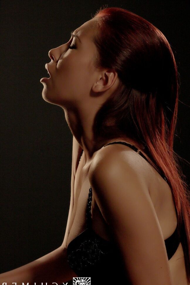 17P Erotic Paula Shy hace un show de masturbación sensual sentada en la cara antes de montar