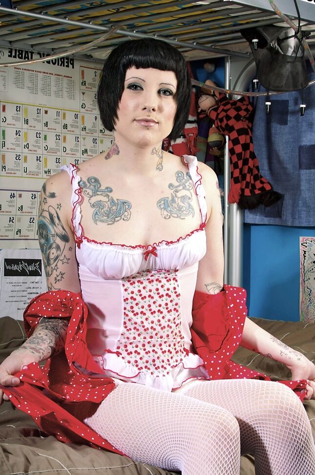 17P Puta de pelo corto se quita la lencería rosa y revela el cuerpo tatuado