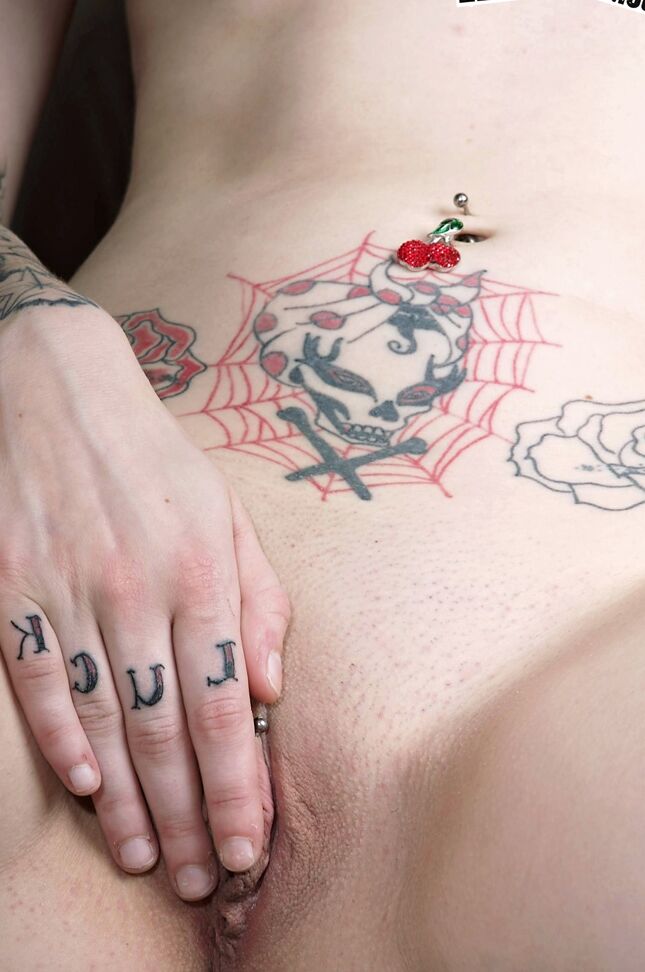 17P Puta de pelo corto se quita la lencería rosa y revela el cuerpo tatuado