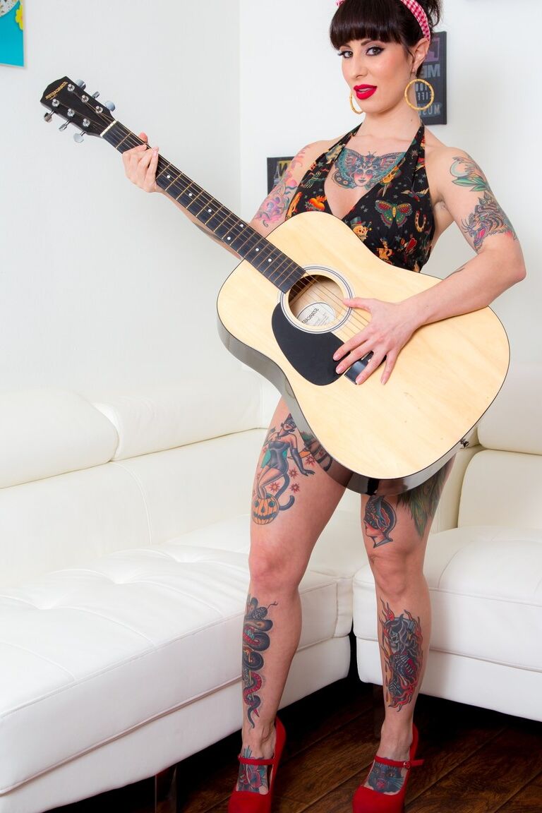 17P La atrevida chica pinup gótica Dollie Darko se burla con sus grandes tetas desnudas