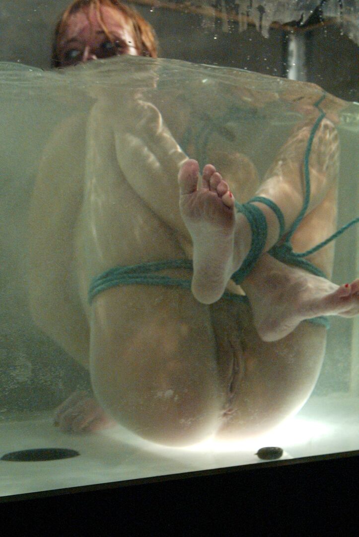 21P Bondage de agua Scarlett Flame