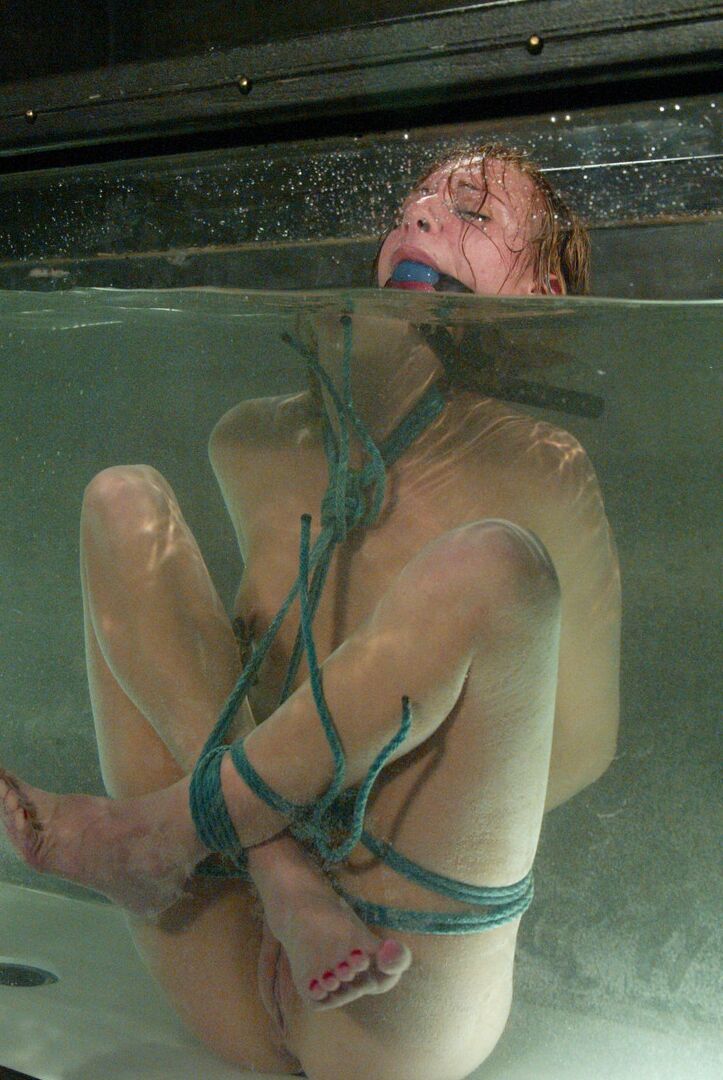 21P Bondage de agua Scarlett Flame