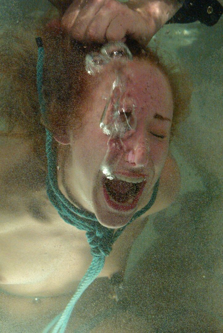 21P Bondage de agua Scarlett Flame