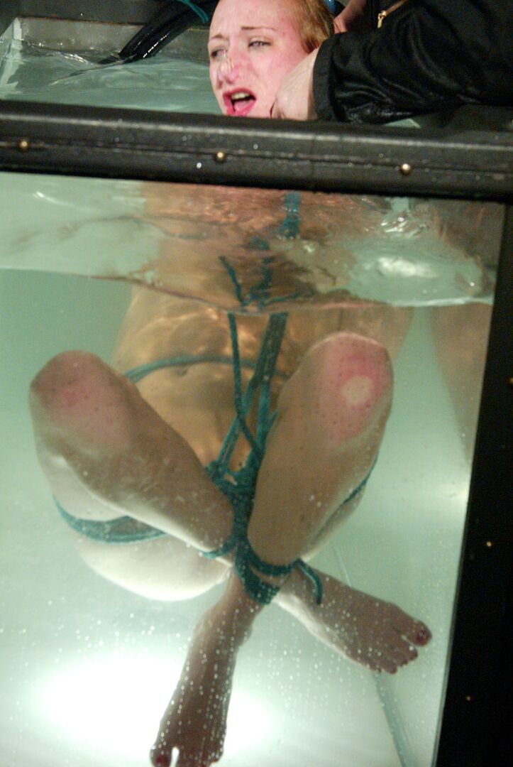 21P Bondage de agua Scarlett Flame