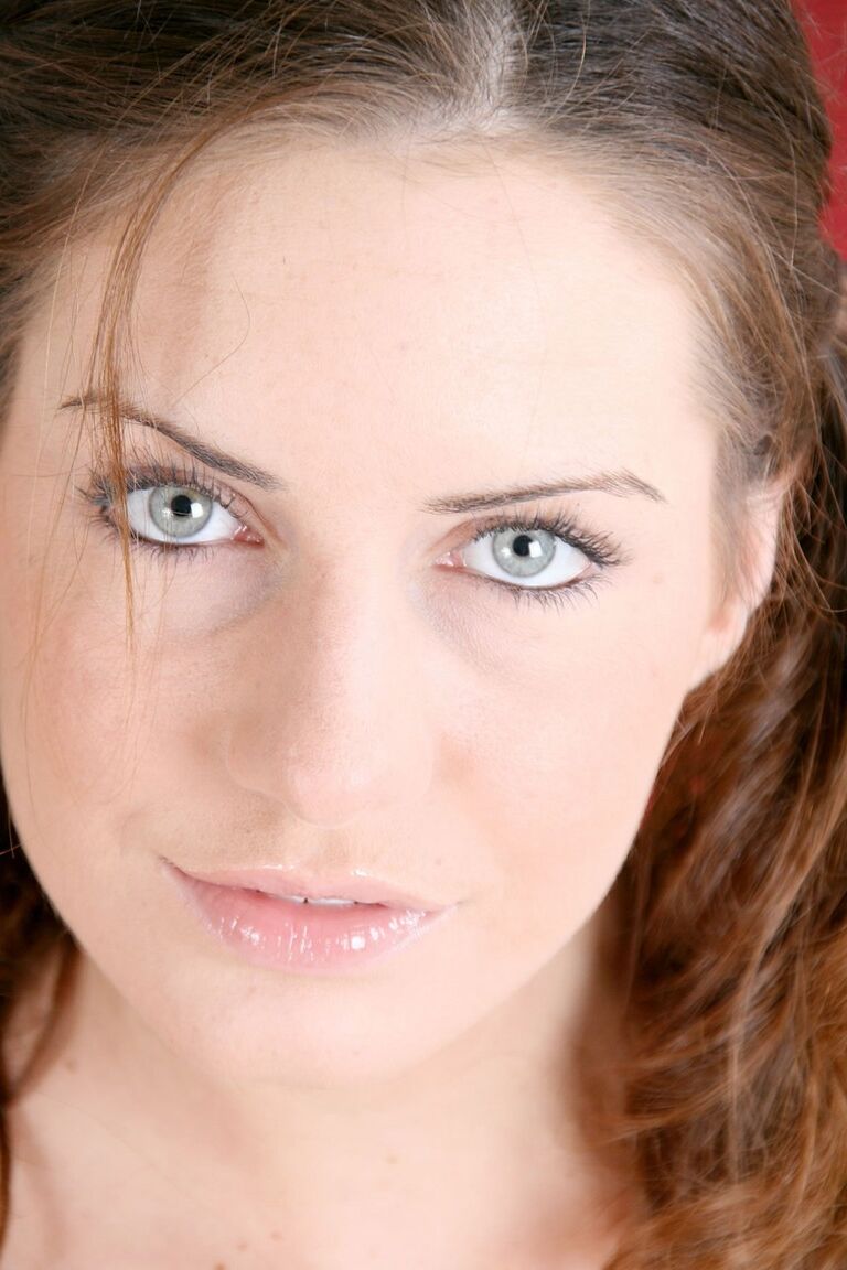 17P Die heiße Brünette Taylor Mae schluckt nach einem heißen Blowjob eine große Ladung Sperma