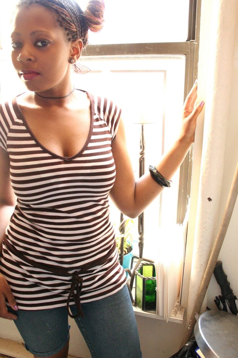 17P Une jolie ébène aux gros seins naturels se décolle dans la cuisine pour se taquiner nue