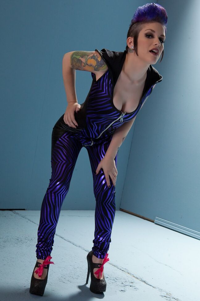 17P Chica punk natural con peinado mohawk se deshace de su sexy catsuit