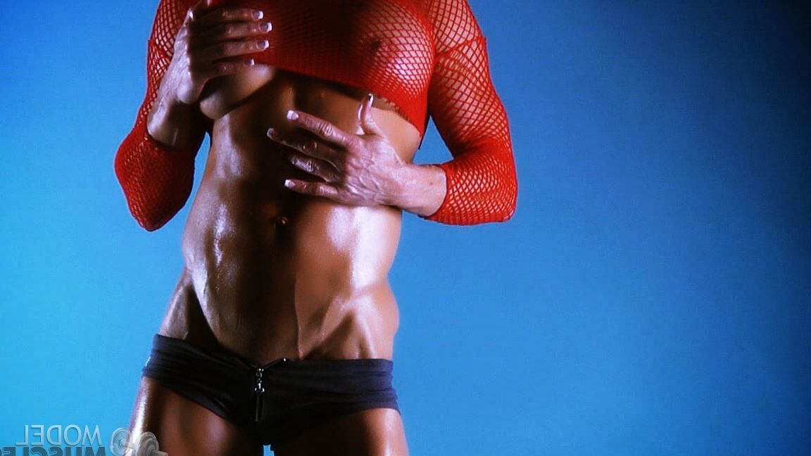 21P La sexy culturista Ginger Martin revela sus abdominales perfectos y sus grandes tetas