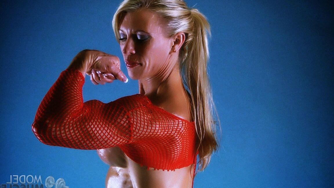 21P La sexy culturista Ginger Martin revela sus abdominales perfectos y sus grandes tetas