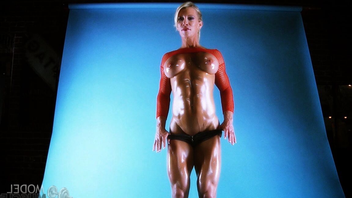 21P La sexy culturista Ginger Martin revela sus abdominales perfectos y sus grandes tetas