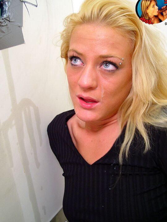 21P La insaciable rubia Spring dando placer oral en un Gloryhole