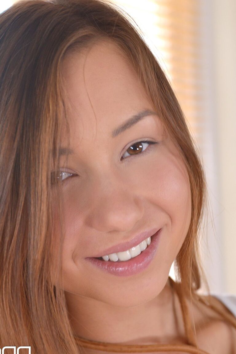 21P Adolescente holandesa con una hermosa sonrisa Taylor Sands jugando con su suculento coño