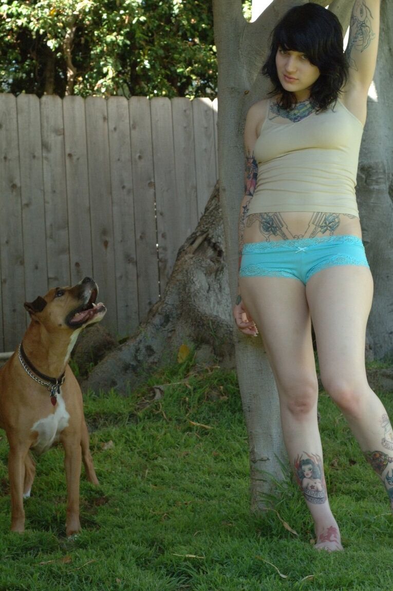 17P Punk tatuada se quita la ropa y posa en el patio trasero