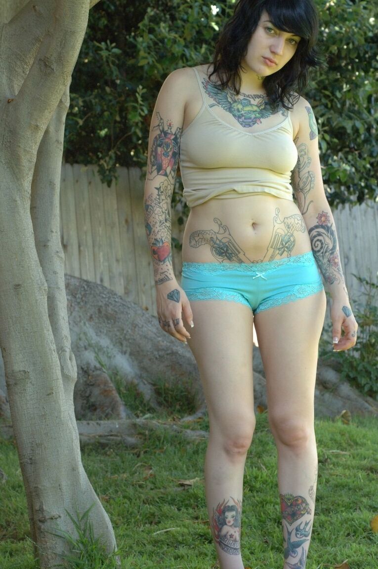 17P Punk tatuada se quita la ropa y posa en el patio trasero