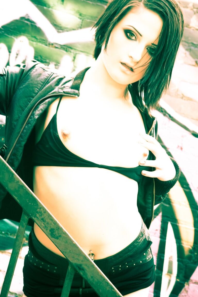 17P Adorable zorra emo en perfecto solitario amateur al aire libre, mostrando sus líneas perfectas