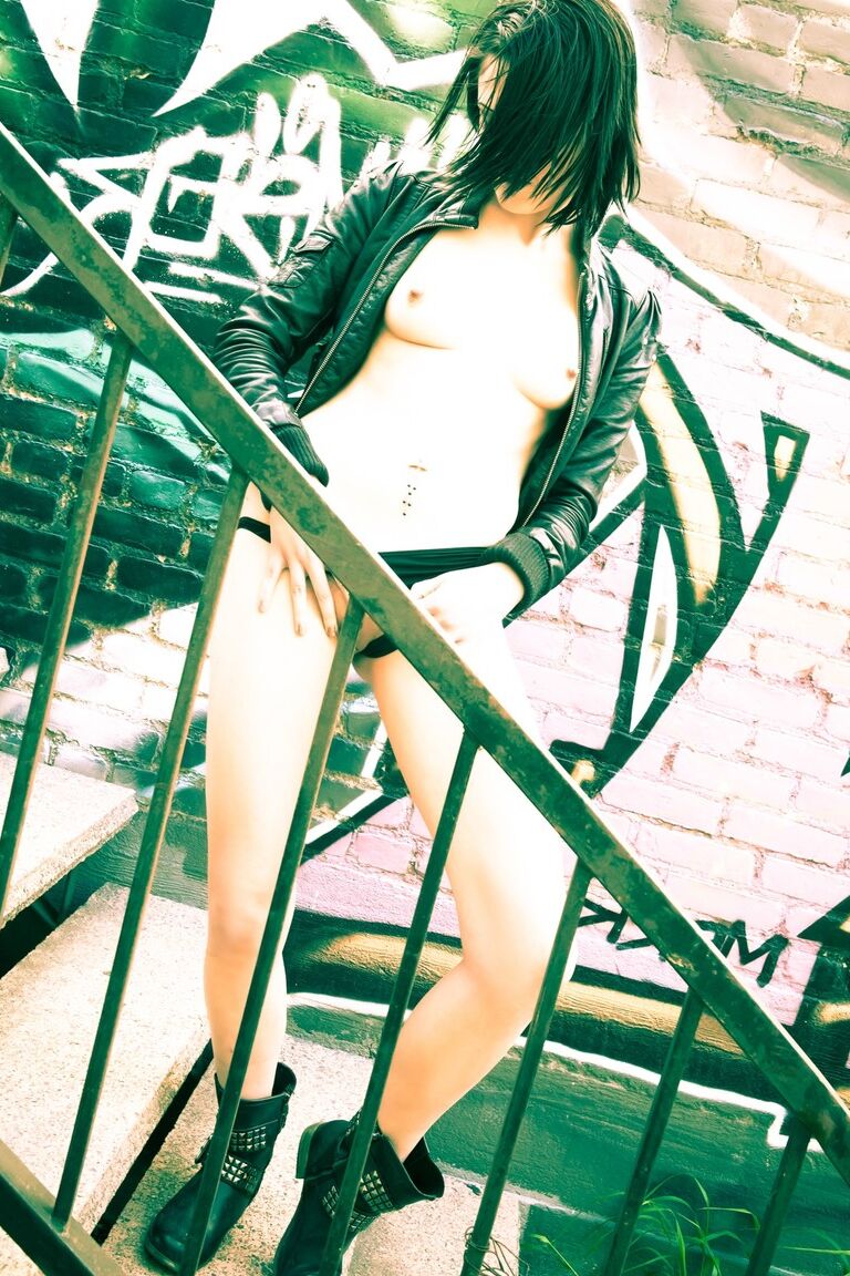 17P Adorable zorra emo en perfecto solitario amateur al aire libre, mostrando sus líneas perfectas
