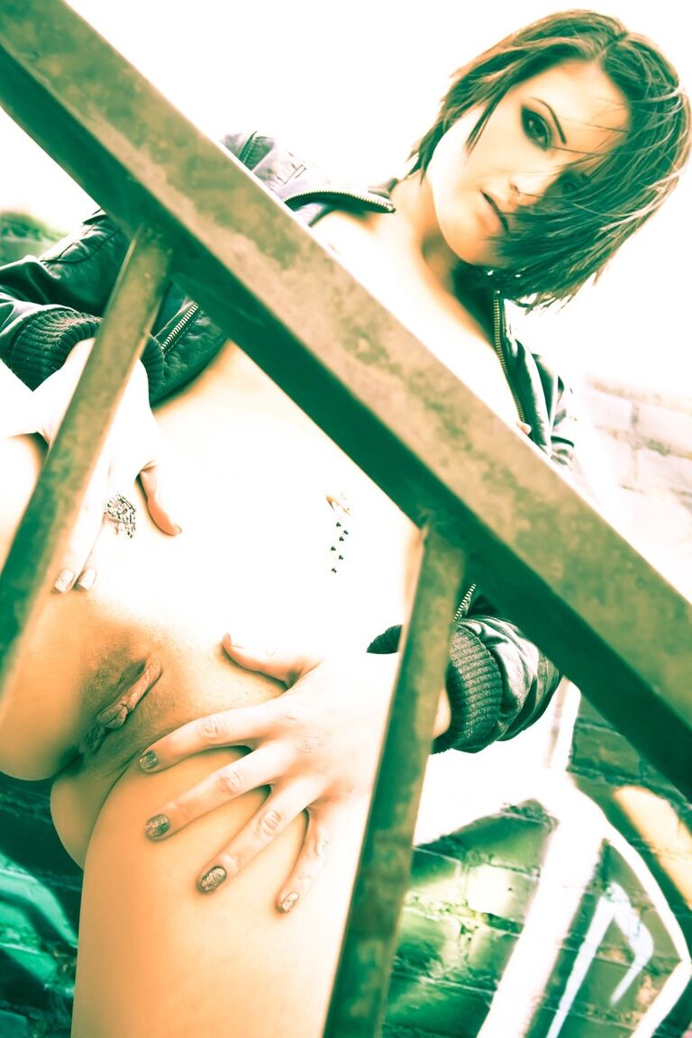 17P Adorable zorra emo en perfecto solitario amateur al aire libre, mostrando sus líneas perfectas