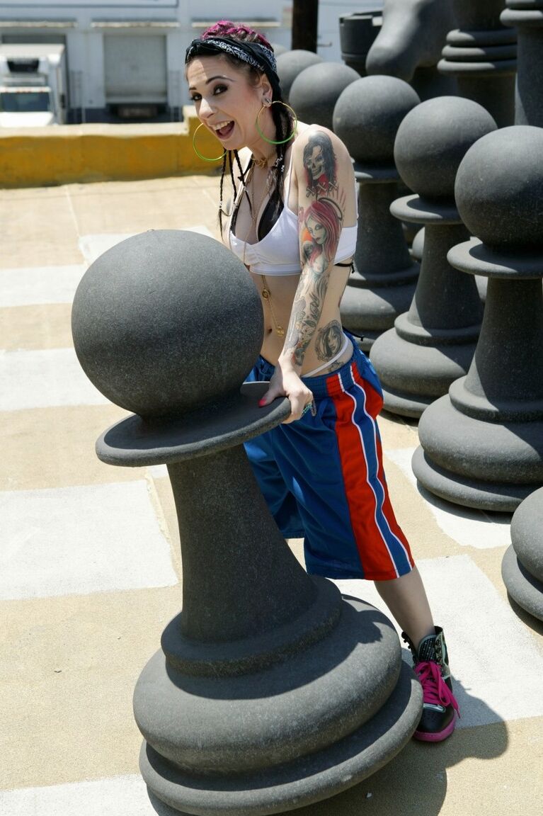 17P A garota punk Joanna Angel se enche de BBC em uma foda inter-racial de xadrez ao ar livre