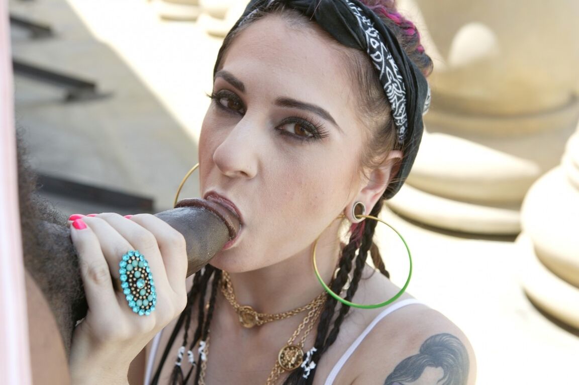 17P A garota punk Joanna Angel se enche de BBC em uma foda inter-racial de xadrez ao ar livre