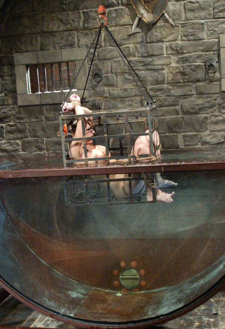 21P Bondage de agua Megan Joy