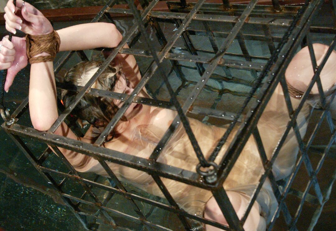 21P Bondage de agua Megan Joy