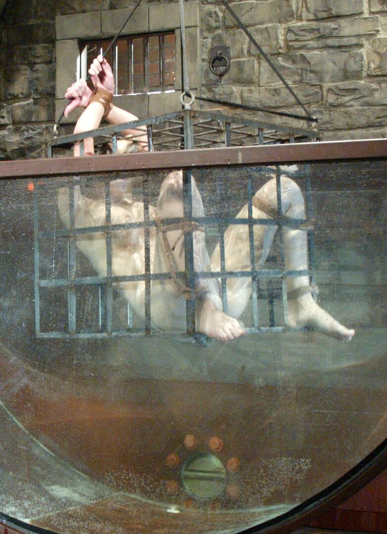 21P Bondage de agua Megan Joy
