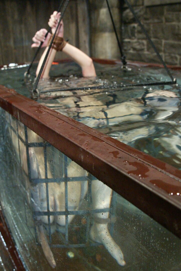 21P Bondage de agua Megan Joy